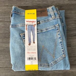 Wrangler Men's Size  Relaxed Fit Blue Denim Jeans Free to Stretch Reduced Price!